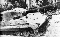 Tiger II wird von Alliierten begutachtet